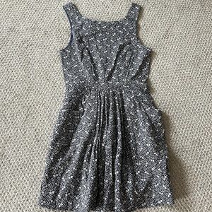 Jack Wills Sz UK 8/US 4 Navy & White floral dress w/pockets and cute back detail